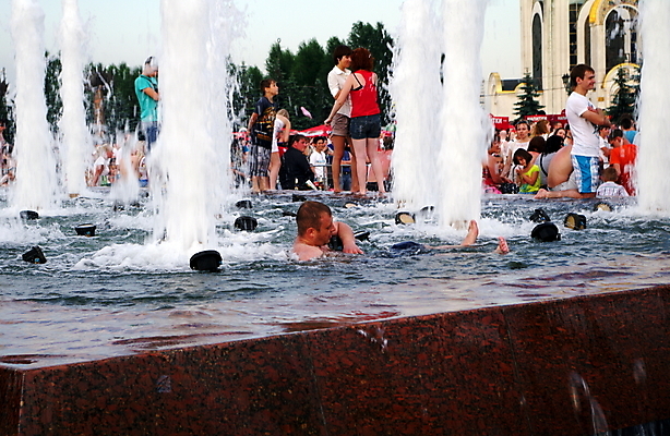 포토 JPG 해외이미지 공원 남자 행복 건축양식 사람 성인 사람없음 야외 물 도시풍경 기쁨 도시 그룹 분수 러시아 러시아인 모스크바 해외202004 해외포토 자연요소 서양인 공공시설 건축 감정 유럽 풍경 파일형식 이미지허브