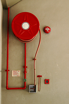 포토 JPG 해외이미지 산업 선 이동 불 안전 사람없음 내부 빨간색 물 파란색 금속 장비 흐름 기구 긴급 바퀴 액체 닫기 플러그 보호 석유 연결 측정 수도꼭지 예방 보안 가스 엔진 기어 소화전 펌프 국회 압력 압축 제어 조작 파이프라인 해외202004 해외포토 자연요소 컬러 컨셉 모션 재질 안전장비 파이프_관 파일형식 이미지허브