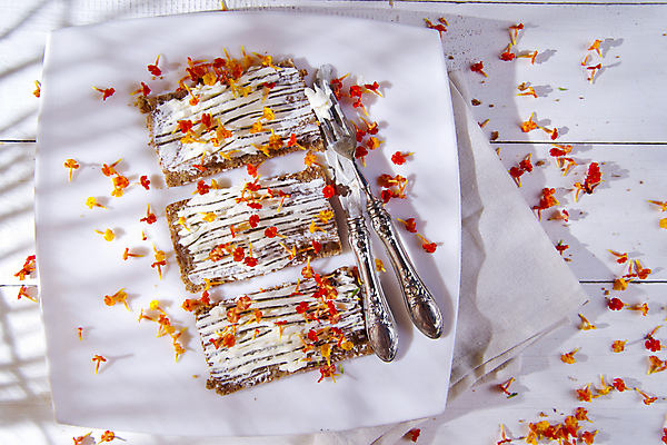 포토 JPG 해외이미지 접시 꽃 음식 빵 조각 다이어트 치즈 샌드위치 건강 사람없음 빛 요식업 봄 흰색 맛 시리얼 해외202004 해외포토 식물 식기 계절 산업 컬러 컨셉 유제품 파일형식 이미지허브