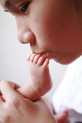 포토 JPG 해외이미지 백인 여자 딸 행복 아들 어린이 2 손가락 가족 발 놀이 엄마 키스 주택 갈색머리 함께함 사랑 한명 사람 소년 성인 부모 흰색 침대 아기 신생아 잡기 달콤 작음 양발 천진난만 해외202004 해외포토 서양인 1 헤어스타일 손 남자 감정 컬러 가구 컨셉 관계 모션 건물 신체부위 맛 크기 애정표현 파일형식 이미지허브