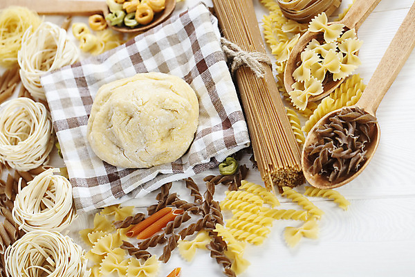 포토 JPG 해외이미지 모양 전통 음식 백그라운드 채소 재료 텍스트 탁자 파스타 스파게티 요리 사람없음 목재 세트 노란색 우주 숟가락 이탈리아 수확 시골 발표 그룹 밀 국수 날것 반죽 튜브 타입 나무숟가락 내추럴 그런지 마카로니 생식 카피스페이스 통밀 탈리아텔레 해외202004 해외포토 나무 유럽 컬러 가구 농업 곡류 서양음식 수저 공백 면류 파스타면 파일형식 이미지허브