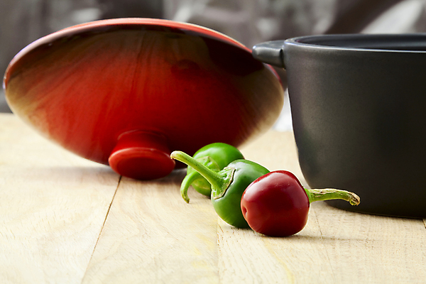 포토 JPG 해외이미지 문화 음식 채소 과일 자연 고추 건강 요리 사람없음 빨간색 초록색 금속 주방 검은색 장비 뚜껑 기구 그룹 냄비 먹기 향신료 오브젝트 후추 철강 해외202004 해외포토 컬러 모션 재질 솥 생태계 향미료 파일형식 이미지허브