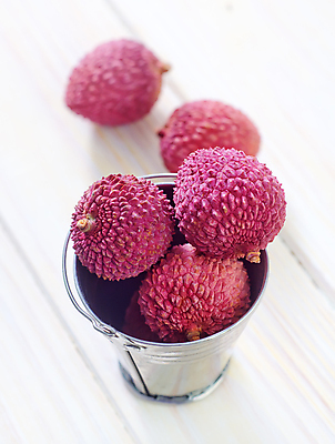 포토 JPG 해외이미지 실내 사람없음 양동이 열대과일 흰배경 담기 리치 해외202004 해외포토 백그라운드 과일 모션 내부 흰색 파일형식 이미지허브