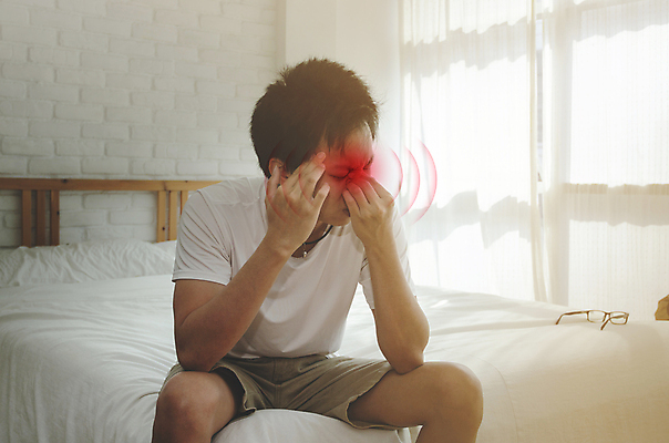 포토 JPG 해외이미지 여자 남자 얼굴 신체 청진기 베개 근육 스트레스 건강 병원 피곤 한명 사람 앉기 성인 빨간색 머리 방 고통 의사 흰색 침대 업무 질병 두통 돌봄 편두통 해외202004 해외포토 1 감정 컬러 가구 컨셉 의학 의료기기 침구 모션 신체부위 의료진 작업 파일형식 이미지허브