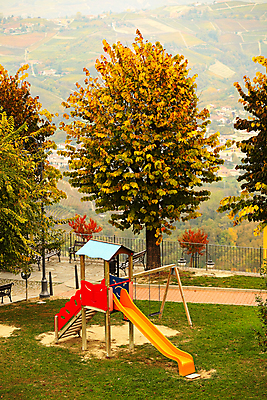 포토 JPG 해외이미지 나무 계절 공원 유럽 어린이 단풍 잎 오렌지 자연 놀이 사람없음 야외 빨간색 세로 컬러풀 노란색 이탈리아 유치원 장비 가을 도시 센터 미끄럼틀 놀이터 플라스틱 버리기 커뮤니티 타운 이웃 산기슭 피에몬테 해외202004 해외포토 식물 공공시설 교육 나라 컬러 과일 모션 재질 산 사람 놀이기구 생태계 파일형식 이미지허브