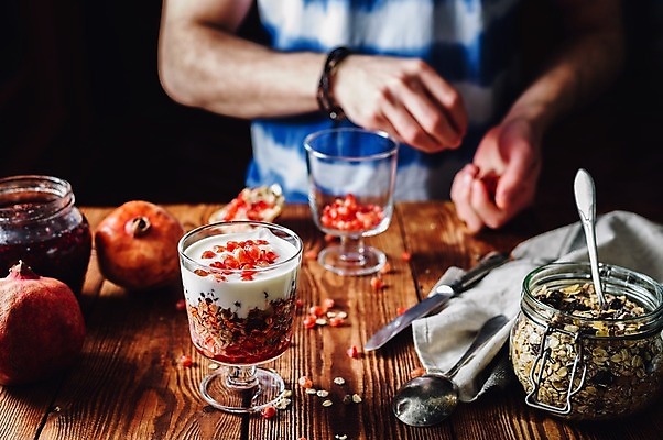 포토 JPG 해외이미지 손 유리병 디저트 잔 실내 요리 들기 신체부위 숟가락 잼 시리얼 석류 요거트 과일파르페 나무탁자 해외202004 해외포토 식기 음식 과일 모션 탁자 병_용기 유제품 수저 사람 내부 소스_음식 파르페 파일형식 이미지허브