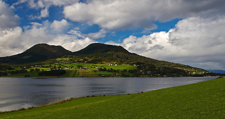 포토 JPG 해외이미지 구름 호수 여행 자연 하늘 산 풍경 사람없음 야외 초록색 물 파란색 침묵 보호 땅 언덕 장면 지역 산악지대 웅장함 해외202004 해외포토 자연요소 컬러 컨셉 소리 생태계 파일형식 이미지허브