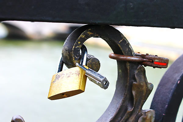 포토 JPG 해외이미지 전통 커플 유럽 문화 여행 자물쇠 사랑 미술 사람 사람없음 야외 물 여름 울타리 강 여행객 금속 검은색 우정 프랑스 하트 도시 큼 심볼 오브젝트 부식 잠금 장면 약혼 프랑스어 옛날 철책 통일 파리(프랑스) 해외202004 해외포토 자연요소 모양 문자 계절 감정 나라 컬러 결혼 관계 재질 문화예술 친구 담장 크기 약속 보안 파일형식 이미지허브