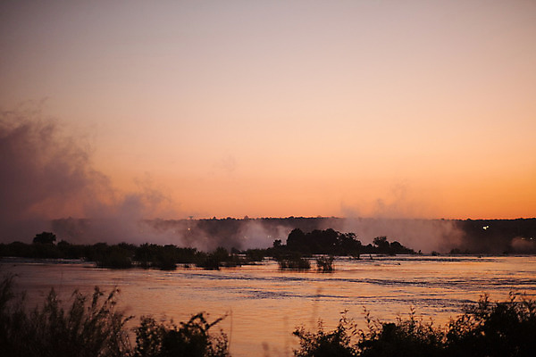 포토 JPG 해외이미지 백그라운드 오렌지 아프리카 자연 하늘 아침 날씨 풍경 사람없음 빨간색 물 파란색 빛 강 태양 노란색 일출 황혼 일몰 새벽 폭포 흐름 가을 흰색 야간 저녁 호기심 분무기 웅장함 잠비아 특별함 수평선 해외202004 해외포토 주간 자연요소 계절 감정 나라 컬러 컨셉 과일 노을 생태계 파일형식 이미지허브
