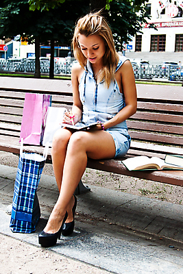 포토 JPG 해외이미지 백인 라이프스타일 응시 옷 공원 여자 행복 얼굴 가방 휴가 휴식 한명 미소 사람 성인 야외 초록색 여름 쇼핑 햇빛 태양 세일 잡기 도시 화려 우아함 구매 상업 장면 쇼퍼홀릭 표현성 해외202004 해외포토 자연요소 서양인 1 시선 잡화 계절 공공시설 감정 컬러 컨셉 모션 표정 생활 신체부위 파일형식 이미지허브