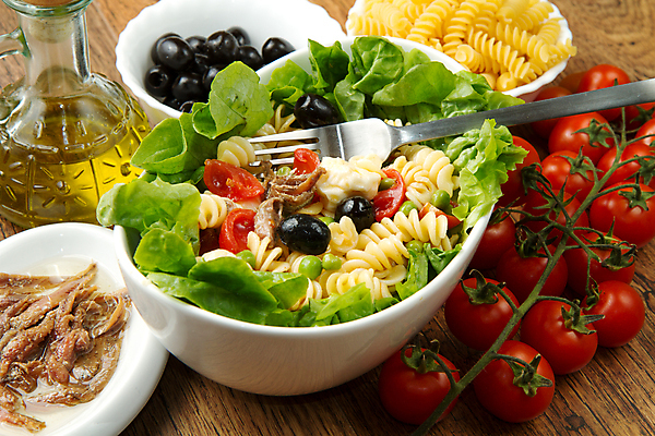 포토 JPG 해외이미지 음식 잎 토마토 채소 반찬 파스타 파슬리 건강 사람없음 목재 컬러풀 식사 샐러드 흰색 신선 사발 인스턴트 강의 허브 준비 올리브 점심식사 식품점 해외202004 해외포토 나무 식물 열매 컬러 재료 서양음식 상점 사기그릇 파일형식 이미지허브