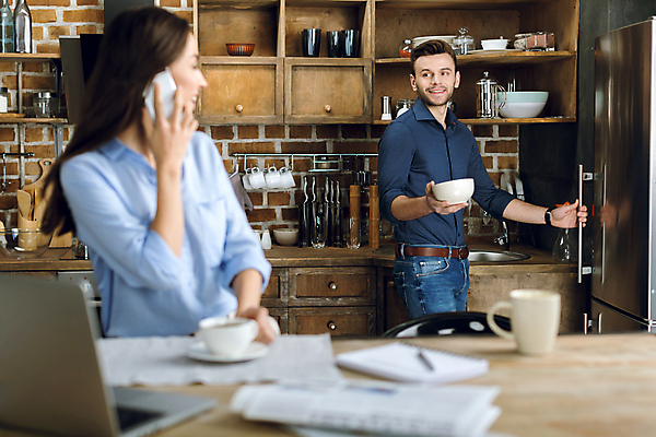 포토 JPG 해외이미지 백인 직업 커플 유럽 커피 비즈니스 관계 아침 함께함 미소 사람 성인 두명 컵 스마트폰 주방 우정 작업 비즈니스우먼 아침식사 프리랜서 네트워킹 정확 해외202004 해외포토 주간 서양인 식기 여자 나라 음료 컨셉 표정 친구 핸드폰 스마트기기 식사 직장인 네트워크 파일형식 이미지허브