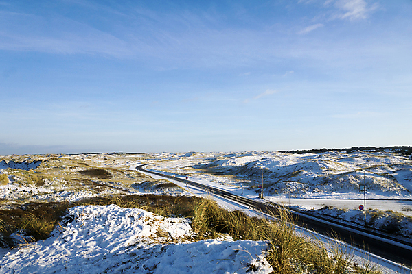포토 JPG 해외이미지 구름 도로 바다 여행 하늘 덴마크 풍경 사람없음 초록색 물 태양 모래언덕 해외202004 해외포토 자연요소 길 컬러 교통시설 북유럽 언덕 파일형식 이미지허브