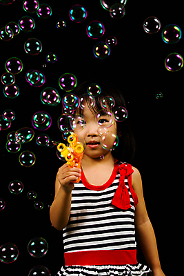 포토 JPG 해외이미지 여자 행복 어린이 백그라운드 컨셉 장난 놀이 실내 한명 사람 동양인 컬러풀 검은색 중국 거품 기쁨 꿈 자유 표현 불기 비누 공상 발견 걸음마 천진난만 타격 해외202004 해외포토 1 감정 아시아 컬러 모션 인종 내부 위생용품 파일형식 이미지허브