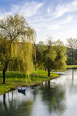 포토 JPG 해외이미지 나무 호수 여행 백그라운드 교통시설 자연 하늘 아침 풍경 사람없음 야외 물 파란색 강 반사 평화 환경 맑음 침묵 시골 보트 가장자리 강가 버드나무 함선 운하 카누 카약 해외202004 해외포토 주간 자연요소 식물 컬러 교통 컨셉 배_교통 날씨 소리 수상스포츠 둘레 시설 생태계 파일형식 이미지허브