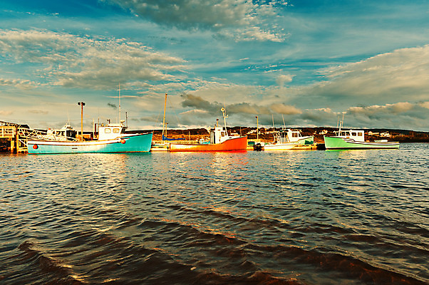 포토 JPG 해외이미지 구름 파도 바다 교통시설 하늘 낚시 항해 사람없음 빨간색 세로 초록색 물 파란색 햇빛 반사 항구 황혼 일몰 새벽 어선 보트 방파제 함선 포트 해외202004 해외포토 자연요소 공공시설 컬러 교통 배_교통 레저 태양 노을 시설 파일형식 이미지허브