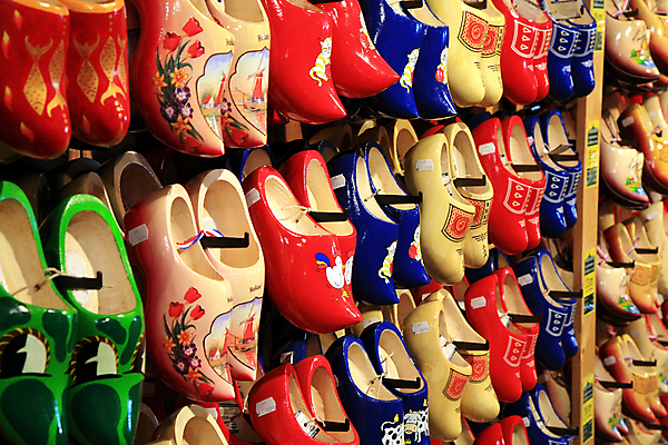 포토 JPG 해외이미지 전통 산업 선 신발 패턴 창문 선물 사람없음 목재 파란색 컬러풀 세일 여행객 상점 페인트 작업실 역사 전시회 창고 네덜란드 그림 박물관 기념품 수공예 줄서기 해외202004 해외포토 나무 유럽 컬러 무늬 재료 모션 사람 전시 공예 오브젝트 파일형식 이미지허브