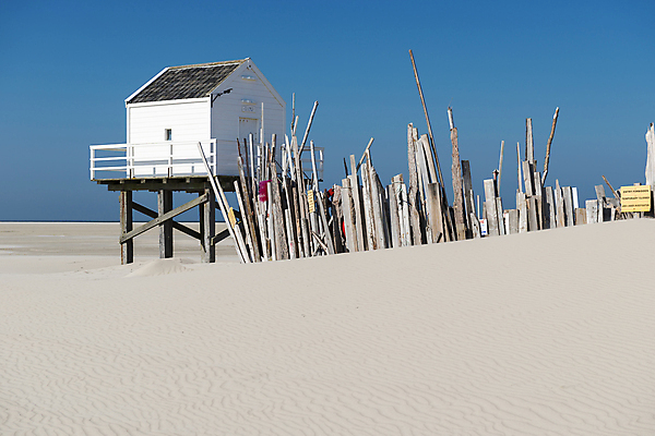 포토 JPG 해외이미지 교육 문화 모래 조각 섬 건축양식 선반 주택 사람 사람없음 건물 목재 울타리 모래사장 세계 흰색 재산 오두막 모래언덕 시골집 심플 인기 철책 평야 수평선 해외202004 해외포토 나무 건축물 건축 바다 컬러 가구 재료 자연 금융 담장 언덕 파일형식 이미지허브