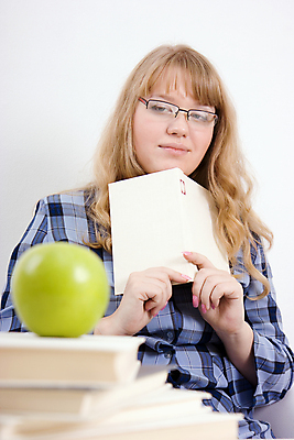 포토 JPG 해외이미지 백인 모델 학생 응시 여자 교육 행복 안경 얼굴 비즈니스 탁자 한명 미소 사람 성인 책 스터디 청춘 금발 희망 꿈 흰색 마음 침대 달콤 사과 책상 긍정 사색 섬광 해외202004 해외포토 서양인 1 헤어스타일 시선 잡화 감정 컬러 가구 컨셉 생각 과일 표정 신체부위 학습 맛 파일형식 이미지허브