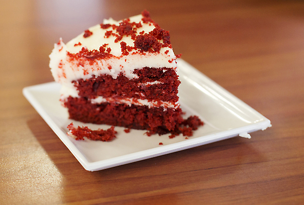 포토 JPG 해외이미지 접시 실내 사람없음 조각케이크 나무배경 해외202004 레드벨벳 해외포토 식기 백그라운드 디저트 내부 케이크 파일형식 이미지허브