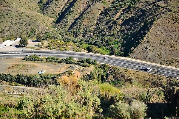 포토 JPG 해외이미지 구름 유럽 도로 자연 산 파노라마 사람없음 도시풍경 도시 고속도로 스페인 연결 작음 언덕 스페인어 안달루시아 해외202004 해외포토 자연요소 나라 길 교통시설 촬영기법 풍경 크기 생태계 파일형식 이미지허브