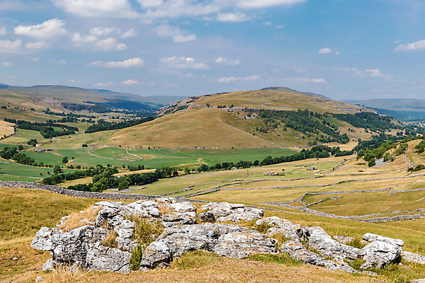 포토 JPG 해외이미지 나무 구름 영어 공원 자국 자연 하늘 영국 잉글랜드 산 풍경 사람없음 야외 초록색 여름 파란색 바위 시골 땅 언덕 북쪽 석회암 전국 해외202004 해외포토 자연요소 식물 문자 계절 공공시설 유럽 컬러 암석 돌_바위 방향 생태계 파일형식 이미지허브