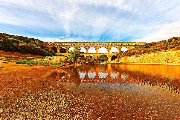 포토 JPG 해외이미지 나무 식물 구름 외관 유럽 문화 건축양식 자연 하늘 산 미술 풍경 사람없음 야외 초록색 물 강 골짜기 계곡 프랑스 안개 골동품 가을 바위 시골 역사 재산 숲 지중해 폐허 아치 알프스 프랑스어 고고학 로마인 수도교 제국 회복 해외202004 해외포토 자연요소 문자 계절 교육 건축 나라 바다 컬러 컨셉 날씨 문화예술 인종 금융 돌_바위 다리_건축물 생태계 파일형식 이미지허브