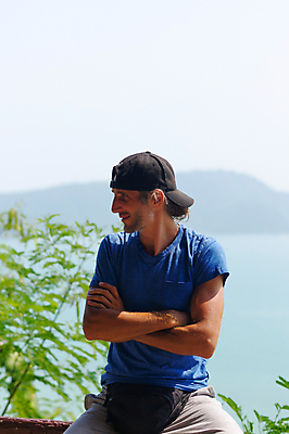 포토 JPG 해외이미지 백인 1 라이프스타일 디자인 응시 남자 행복 얼굴 스포츠 티셔츠 비즈니스 자연 수염 건강 한명 미소 사람 성인 물 여름 파란색 태양 유행 카메라 봄 흰색 도시 자신감 엉덩이 심각 캡모자 혼자 힙스터 해외202004 해외포토 자연요소 서양인 모자_잡화 시선 계절 패션 감정 컬러 컨셉 셔츠 표정 생활 신체부위 전자제품 생태계 파일형식 이미지허브