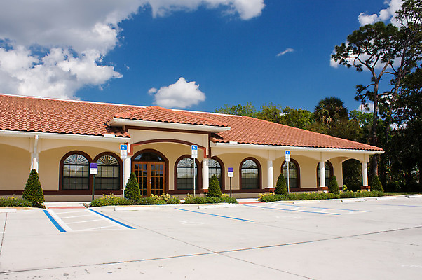 포토 JPG 해외이미지 직업 외관 오렌지 비즈니스 건축양식 부동산 새로움 직장 사람없음 건물 파란색 사무실 도시 주차 타일 아치 상업 조경 해외202004 해외포토 건축물 건축 컬러 컨셉 과일 회사 재산 파일형식 이미지허브