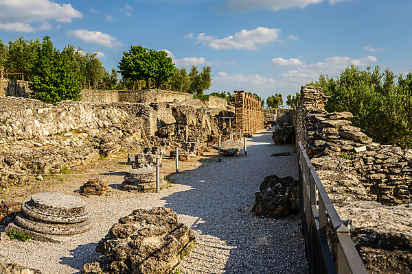 포토 JPG 해외이미지 유럽 호수 벽 여행 유적 건축양식 자연 하늘 사람없음 물 여름 파란색 문 이탈리아 궁전 회색 바위 기둥 역사 동굴 재산 로마 빌라 폐허 아치 대문 내추럴 고고학 로마인 세기 옛날 파멸 해외202004 해외포토 자연요소 전통 계절 교육 건축 나라 컬러 컨셉 고건축 모션 주택 인종 금융 돌_바위 생태계 파일형식 소멸 이미지허브