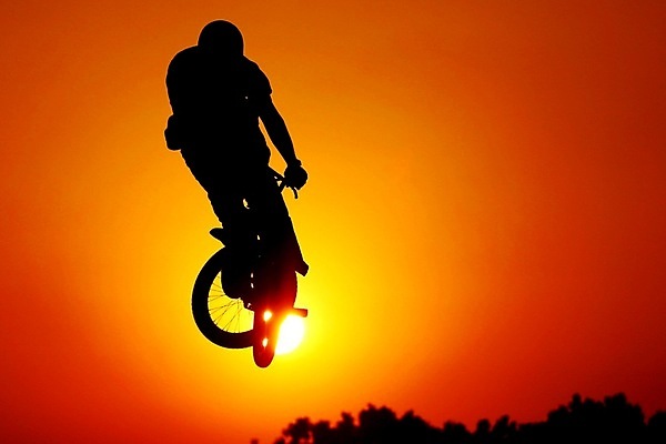 포토 JPG 해외이미지 남자 실루엣 스포츠 거리 사람없음 빨간색 태양 자전거 점프 프리스타일 스타일 해외202004 해외포토 자연요소 컬러 모션 촬영기법 사람 바이크 파일형식 이미지허브