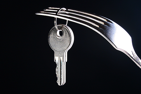 포토 JPG 해외이미지 포크 컨셉 열쇠 주택 건강 사람없음 빛 우주 금속 주방 반지 은색 연결 먹기 서비스 싱글 잠금 보안 철강 해외202004 해외포토 식기 컬러 장신구 모션 재질 안전 건물 파일형식 이미지허브