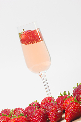 포토 JPG 해외이미지 계절 열매 음식 조각 백그라운드 다이어트 과일 유리 딸기 디저트 건강 사람없음 빨간색 초록색 와인 봄 활발 신선 시장 달콤 맛 아침식사 샴페인 먹기 상쾌 유기농 칼로리 채식주의자 해외202004 해외포토 식물 웰빙 감정 컬러 컨셉 모션 재질 주류 식사 채식 파일형식 이미지허브