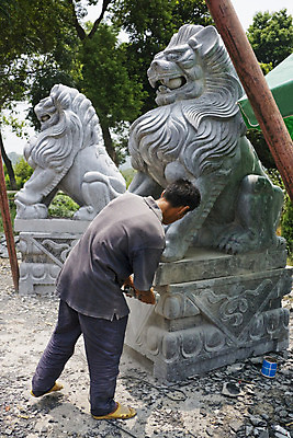 포토 JPG 해외이미지 전통 남자 아시아 종교 조각 건축양식 노동자 기술 미술 한명 동양인 장식 조각상 숫자 믿음 중국 업무 재산 사자 심볼 신화 목각 주인 천연기념물 해외202004 해외포토 직업 문자 1 건축 감정 나라 포유류 문화예술 사람 인종 금융 조형물 작업 파일형식 이미지허브