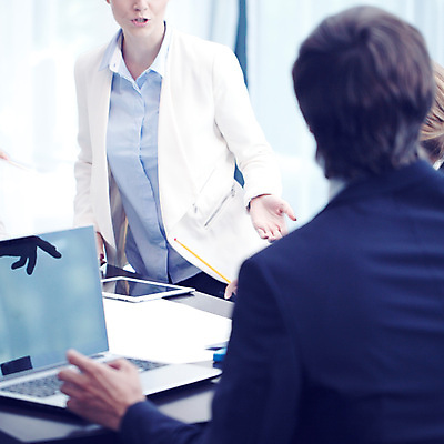 포토 JPG 해외이미지 백인 여자 남자 비즈니스 탁자 사람 세명 노트북 컴퓨터 사무실 업무 작업 비즈니스맨 비즈니스우먼 그룹 토론 해외202004 해외포토 서양인 가구 전자제품 직장인 파일형식 이미지허브