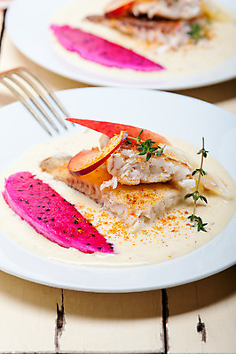 포토 JPG 해외이미지 접시 음식 조각 채소 과일 파프리카 건강 육류 어류 요리 사람없음 식당 식사 저녁식사 샐러드 튀김 흰색 신선 고명 맛 그릴 굽기 레몬 해산물 크림 준비 복숭아 자두 점심식사 백리향 해외202004 해외포토 식기 컬러 컨셉 식재료 주방용품 상점 수중동물 구이 파일형식 이미지허브