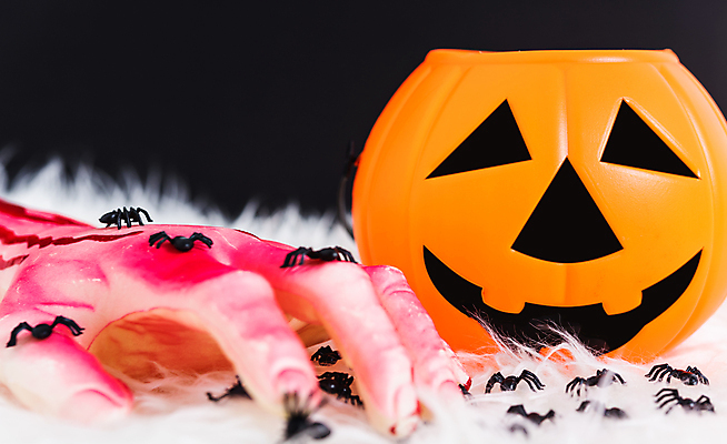 포토 JPG 해외이미지 전통 손 검은배경 웃음 사람없음 어둠 할로윈 가을 혈액 무서움 손모형 잭오랜턴 카피스페이스 오싹 해외202004 해외포토 계절 감정 백그라운드 표정 신체부위 모형 검은색 공백 파일형식 이미지허브