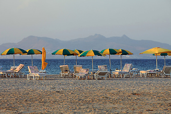 포토 JPG 해외이미지 모래 파도 바다 섬 여행 하늘색 2 의자 우산 휴가 휴식 열대 따뜻함 사람없음 물 파란색 태양 평화 맑음 수영 흰색 만 저녁 그리스 순수 휴양지 석호 이국적 파라다이스 해외202004 해외포토 자연요소 유럽 컬러 가구 컨셉 날씨 장소 수상스포츠 야간 파일형식 이미지허브