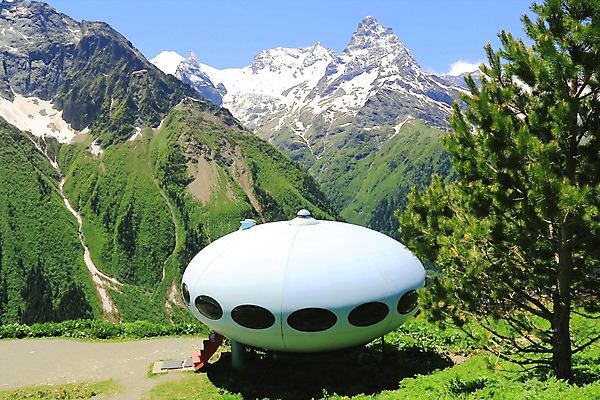 포토 JPG 해외이미지 유럽 자연 호텔 산 풍경 경사 사람없음 목재 초록색 봄 가을 숲 고도 언덕 러시아 UFO 해외202004 해외포토 나무 계절 나라 컬러 재료 숙소 미확인물체 생태계 파일형식 이미지허브