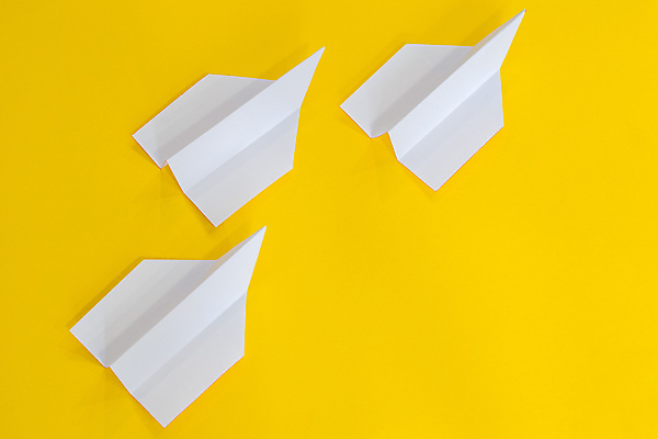 포토 JPG 해외이미지 종이 실내 사람없음 세개 종이비행기 노란배경 해외202004 해외포토 백그라운드 3 내부 노란색 종이접기 파일형식 이미지허브