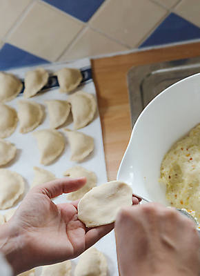 포토 JPG 해외이미지 전통 접시 손 할머니 음식 재료 탁자 치즈 감자 요리 사람없음 목재 주방 요리사 식사 저녁식사 침묵 신선 막대기 맛 먹기 향수 준비 날것 반죽 밀가루 점심식사 폭식 경단 라비올리 생식 스터핑 우크라이나 페스츄리 핸드메이드 현실 해외202004 해외포토 나무 직업 식기 여자 노년 유럽 빵 가구 컨셉 채소 모션 유제품 신체부위 소리 화장품 가루 파일형식 이미지허브