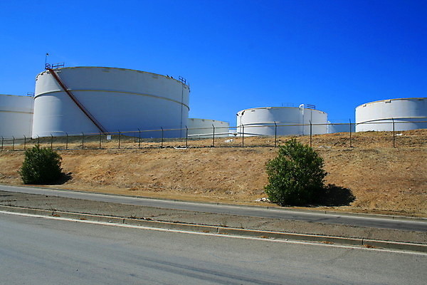 포토 JPG 해외이미지 산업 건축양식 하늘 사람없음 경제 파란색 계단 힘 에너지 흰색 휘발유 석유 묘사 언덕 탱크 연료 가스 수납 자원 철강 해외202004 해외포토 건축 컬러 파일형식 이미지허브
