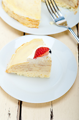 포토 JPG 해외이미지 접시 조각 포크 딸기 단면 사람없음 케이크 달콤 생크림 블루베리 나무탁자 크레이프 해외202004 해외포토 식기 과일 탁자 디저트 맛 크림 파일형식 이미지허브