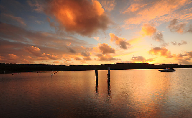 포토 JPG 해외이미지 구름 실루엣 바다 여행 자연 하늘 휴가 휴식 풍경 사람없음 물 여름 평화 환경 일몰 놀람 시골 보트 호주 정박 해외202004 해외포토 자연요소 계절 감정 컨셉 배_교통 촬영기법 표정 노을 오세아니아 생태계 파일형식 이미지허브