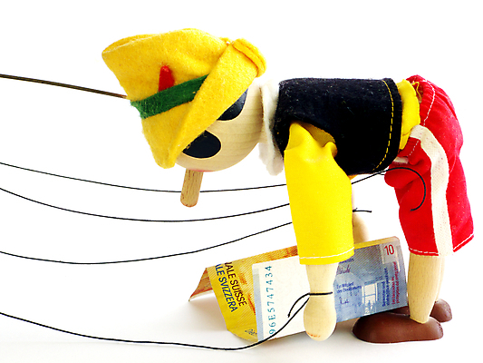 포토 JPG 해외이미지 인형 포즈 컨셉 지폐 돈 아이디어 사람없음 목재 빨간색 노란색 검은색 쪽지 계산서 고립 꼭두각시 해외202004 해외포토 나무 컬러 재료 재산 파일형식 이미지허브