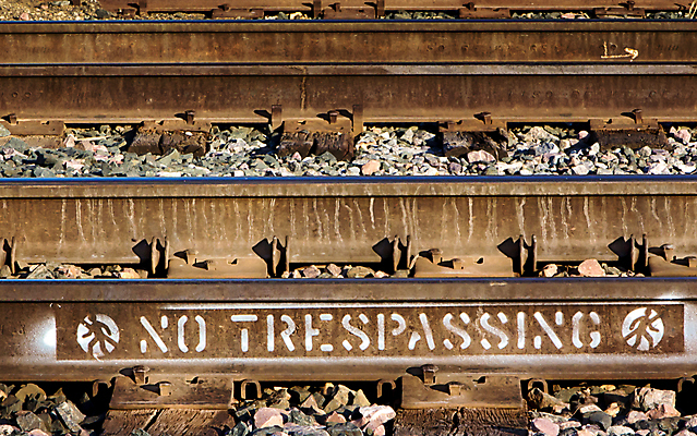 포토 JPG 해외이미지 산업 교통수단 교통시설 안전 사람없음 목재 금속 기차 죽음 위험 철 트랙 건너기 해외202004 해외포토 나무 육상교통 교통 컨셉 재료 모션 재질 대중교통 시설 파일형식 이미지허브