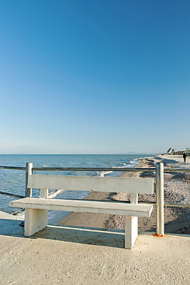 포토 JPG 해외이미지 모래 파도 바다 여행 벤치 하늘 휴가 사람 사람없음 건물 세로 물 이탈리아 발코니 수평선 해외202004 해외포토 자연요소 건축물 유럽 의자 파일형식 이미지허브