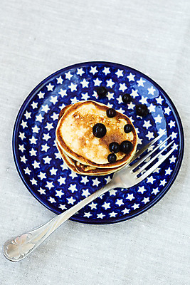 포토 JPG 해외이미지 접시 별 음식 포크 다이어트 과일 디저트 건강 사람없음 컵 식탁보 아침식사 팬케이크 해외202004 해외포토 자연요소 식기 케이크 식사 파일형식 이미지허브