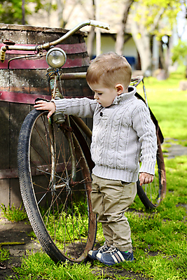 포토 JPG 해외이미지 백인 응시 남자 어린이 백그라운드 교통시설 자연 한명 서기 사람 소년 야외 여름 걷기 마을 자전거 산책 수확 흰색 시골 아기 관찰 작음 스웨터 부식 호기심 복고 양모 걸음마 옛날 페달 해외202004 해외포토 서양인 1 시선 계절 감정 컬러 교통 컨셉 상의 농업 모션 휴식 바이크 직물 크기 시설 생태계 파일형식 이미지허브