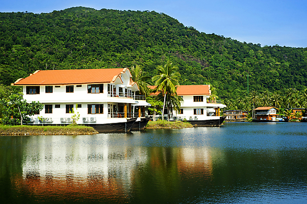 포토 JPG 해외이미지 나무 외관 아시아 호수 바다 섬 건축양식 태국 자연 하늘 호텔 산 손바닥 풍경 사람없음 야외 건물 목재 가로 초록색 물 여름 파란색 태양 반사 여행객 맑음 만 보트 숲 언덕 휴양지 여관 이국적 해외202004 해외포토 자연요소 식물 건축물 손 계절 건축 나라 컬러 배_교통 재료 숙소 날씨 사람 장소 생태계 파일형식 이미지허브